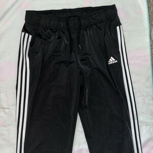 Women’s XL black track pants. Adidas. Super stretchy. Great condition.